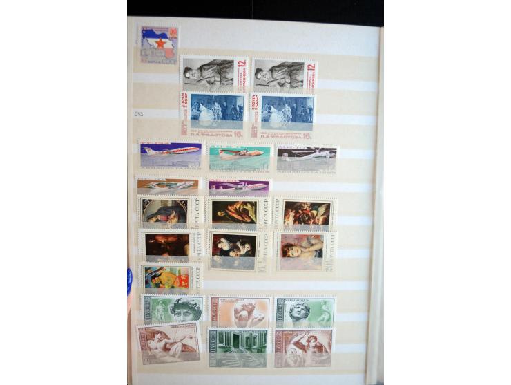 1950/64, postfrische Dublettenbestand mit vielen besseren Ausgaben dabei u.a. Mi.-Nr. 1527-34(2) sowie 1945/49B(3), gute Erha