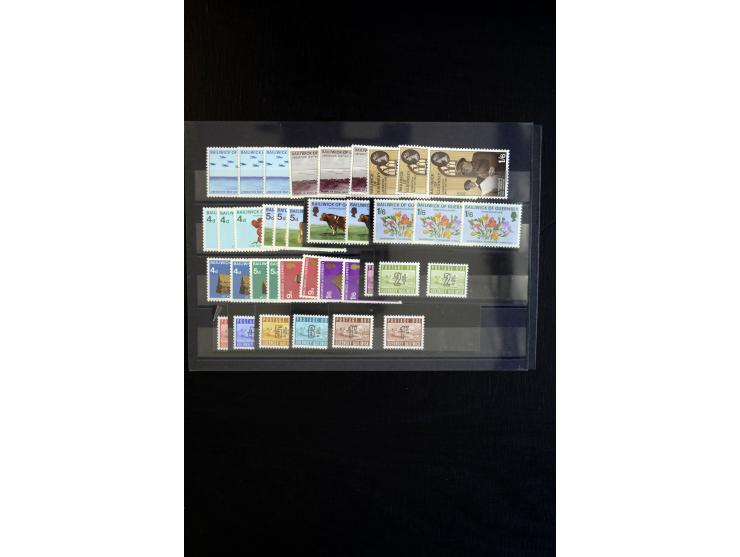 1941/70, postfrische Zusammenstellung Guernsey und Jersey mit Doubletten auf Steckkarten (SG nach Angabe des Einlieferers ca.