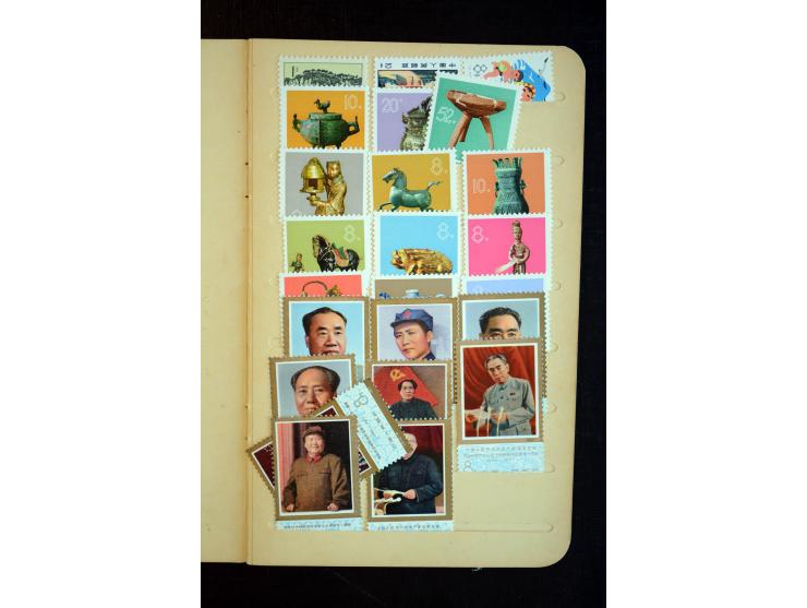 1950/80(ca.), interessante, vorwiegend postfrische Partie mit u.a. Mi.-Nr. 795-809 und 1126-31(3) sowie Block 9 (kl. Knitter)