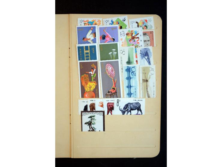 1950/80(ca.), interessante, vorwiegend postfrische Partie mit u.a. Mi.-Nr. 795-809 und 1126-31(3) sowie Block 9 (kl. Knitter)