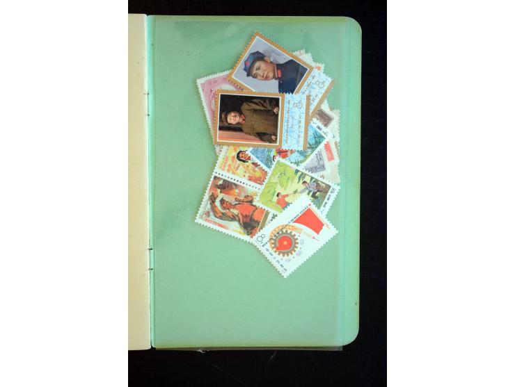 1950/80(ca.), interessante, vorwiegend postfrische Partie mit u.a. Mi.-Nr. 795-809 und 1126-31(3) sowie Block 9 (kl. Knitter)