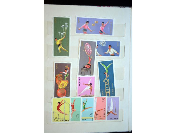 1950/80(ca.), interessante, vorwiegend postfrische Partie mit u.a. Mi.-Nr. 795-809 und 1126-31(3) sowie Block 9 (kl. Knitter)
