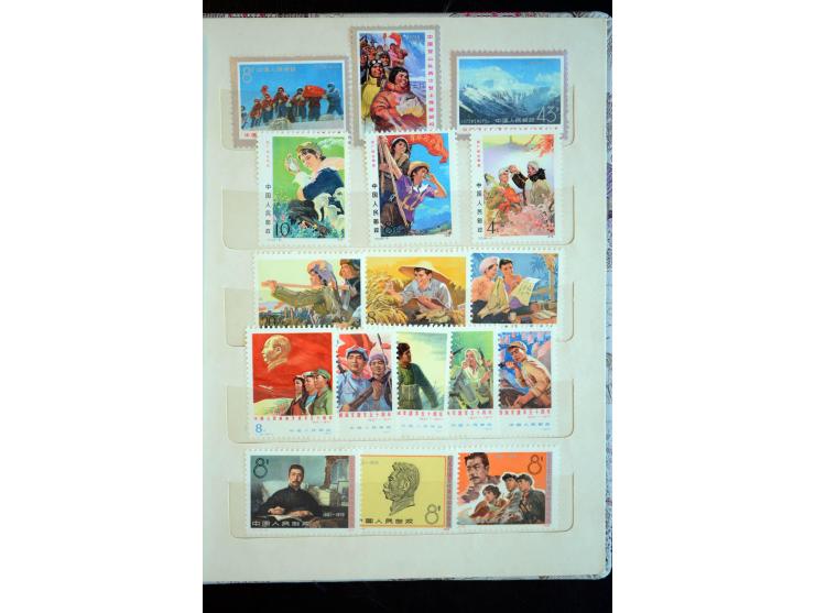 1950/80(ca.), interessante, vorwiegend postfrische Partie mit u.a. Mi.-Nr. 795-809 und 1126-31(3) sowie Block 9 (kl. Knitter)