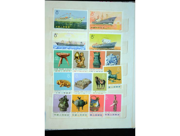 1950/80(ca.), interessante, vorwiegend postfrische Partie mit u.a. Mi.-Nr. 795-809 und 1126-31(3) sowie Block 9 (kl. Knitter)