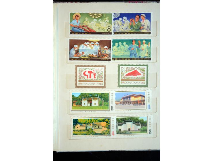1950/80(ca.), interessante, vorwiegend postfrische Partie mit u.a. Mi.-Nr. 795-809 und 1126-31(3) sowie Block 9 (kl. Knitter)