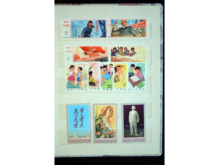 1950/80(ca.), interessante, vorwiegend postfrische Partie mit u.a. Mi.-Nr. 795-809 und 1126-31(3) sowie Block 9 (kl. Knitter)