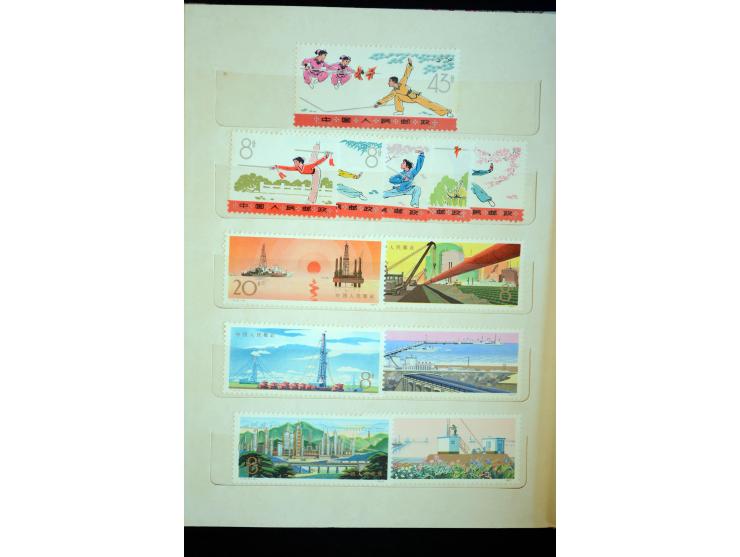 1950/80(ca.), interessante, vorwiegend postfrische Partie mit u.a. Mi.-Nr. 795-809 und 1126-31(3) sowie Block 9 (kl. Knitter)