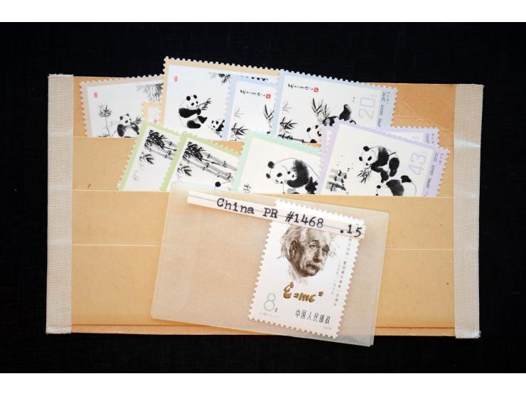1950/80(ca.), interessante, vorwiegend postfrische Partie mit u.a. Mi.-Nr. 795-809 und 1126-31(3) sowie Block 9 (kl. Knitter)