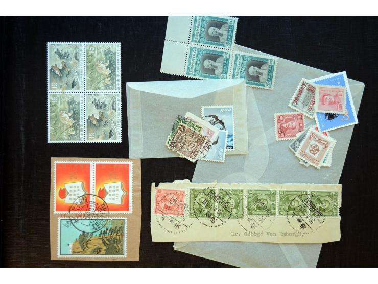 1950/80(ca.), interessante, vorwiegend postfrische Partie mit u.a. Mi.-Nr. 795-809 und 1126-31(3) sowie Block 9 (kl. Knitter)