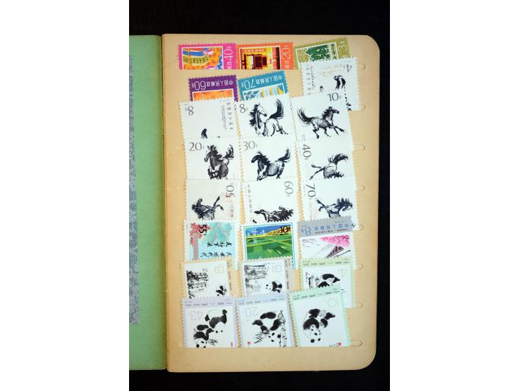 1950/80(ca.), interessante, vorwiegend postfrische Partie mit u.a. Mi.-Nr. 795-809 und 1126-31(3) sowie Block 9 (kl. Knitter)
