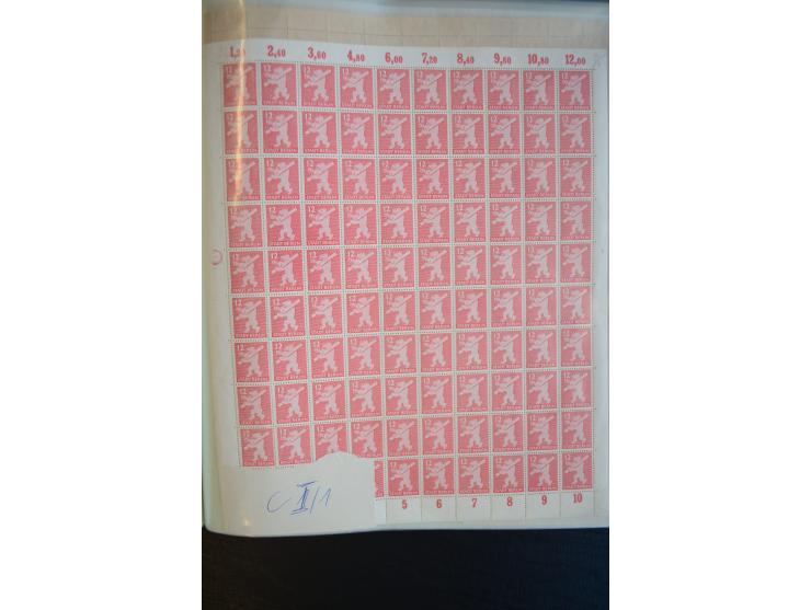 1945, umfangreicher Bogen-Posten mit ca. 650 Stück in unterschiedlichen Mengen von ca. 60 bis 140 Stück, dabei verschiedene P