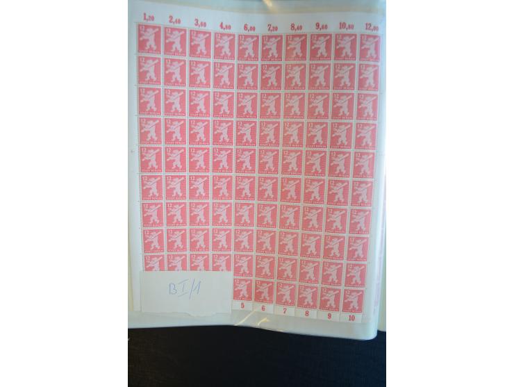 1945, umfangreicher Bogen-Posten mit ca. 650 Stück in unterschiedlichen Mengen von ca. 60 bis 140 Stück, dabei verschiedene P