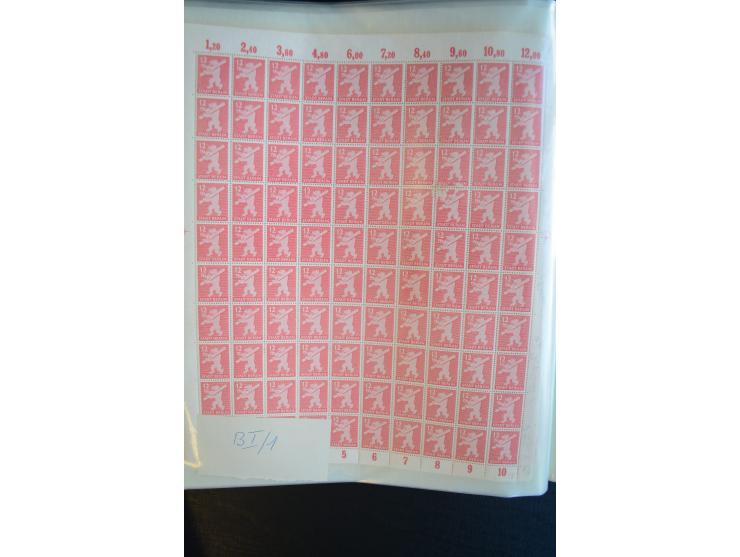 1945, umfangreicher Bogen-Posten mit ca. 650 Stück in unterschiedlichen Mengen von ca. 60 bis 140 Stück, dabei verschiedene P