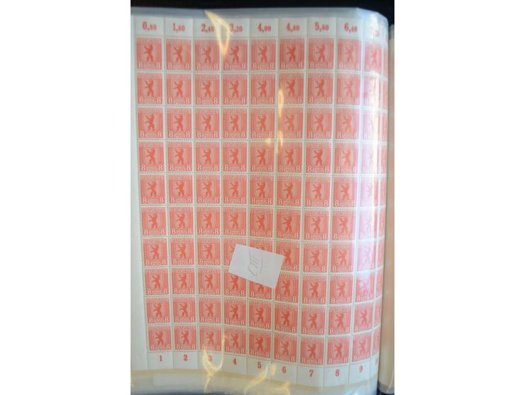 1945, umfangreicher Bogen-Posten mit ca. 650 Stück in unterschiedlichen Mengen von ca. 60 bis 140 Stück, dabei verschiedene P