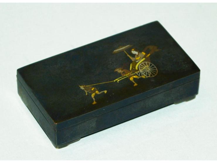 Japanische Briefmarkendose aus versilbertem Metal mit eingelegtem figuralen gold- und silberfarbigen Metaldesign, Ende des 19