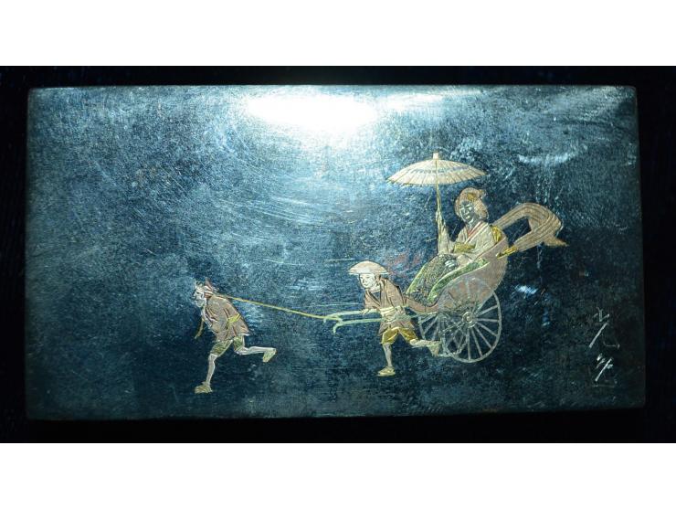Japanische Briefmarkendose aus versilbertem Metal mit eingelegtem figuralen gold- und silberfarbigen Metaldesign, Ende des 19
