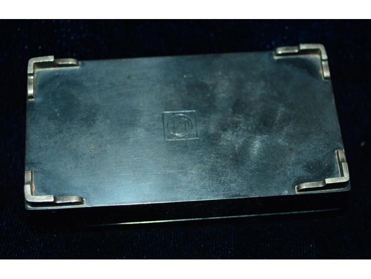 Japanische Briefmarkendose aus versilbertem Metal mit eingelegtem figuralen gold- und silberfarbigen Metaldesign, Ende des 19