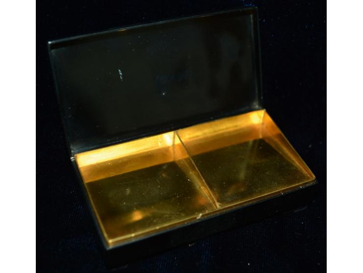 Japanische Briefmarkendose aus versilbertem Metal mit eingelegtem figuralen gold- und silberfarbigen Metaldesign, Ende des 19