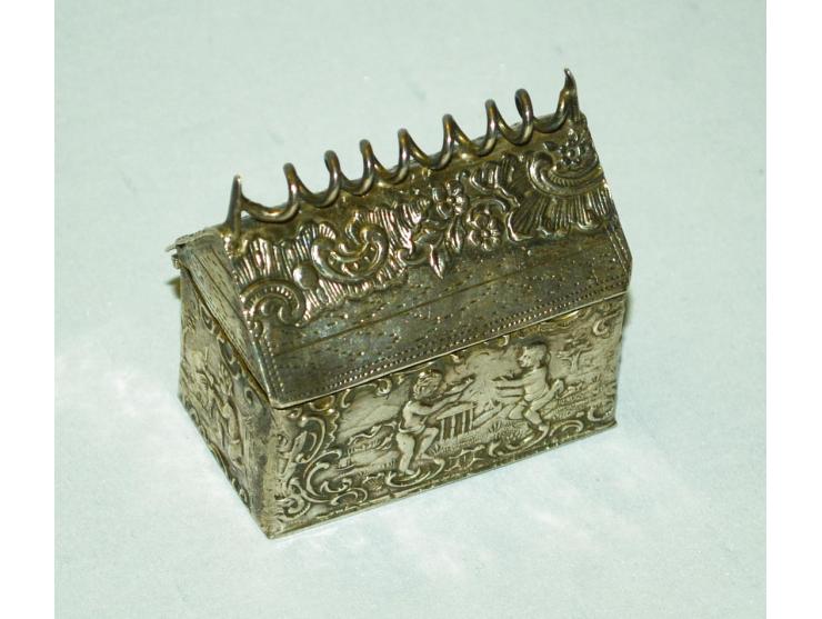 Silberne Briefmarkendose in figuraler Ausführung als Englisches Cottage, Punzmarken möglicherweise von William Moering, um 19