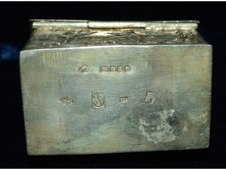 Silberne Briefmarkendose in figuraler Ausführung als Englisches Cottage, Punzmarken möglicherweise von William Moering, um 19