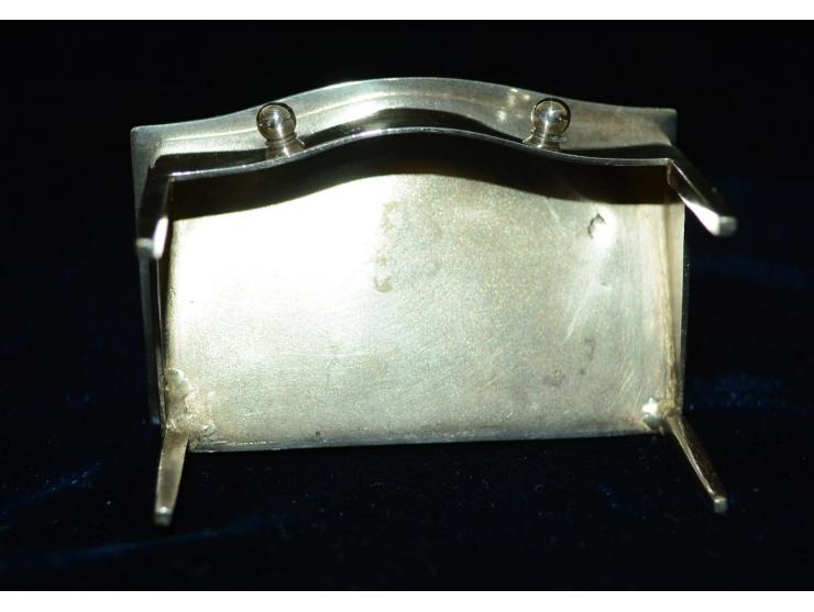 Englisches Silber, Briefmarkendose in der Form eines Schreibtisches mit einer Schublade, Punzmarken der Firma Arhur & John Zi