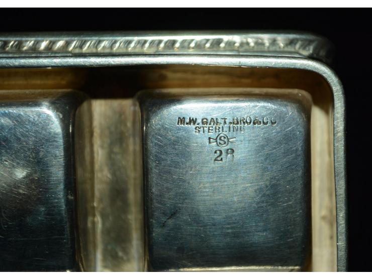 Sterling Silber, Briefmarkendose mit vorderseitiger Gravur "NW", Hersteller M. W. Galt Bro & Co, England, um 1900. Zwei Brief