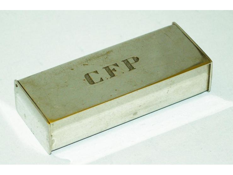 Silberne Briefmarkendose mit Gravur auf dem Deckel "CFP".  Frankreich um 1920. Drei Briefmarkenfächer. Schönes Stück in saube