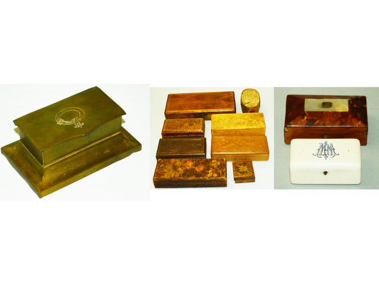 Lot von neun Briefmarkendosen aus Holz oder Bronze, dabei Schwarzwälder Schnitzarbeit, Brandmalerrei, Tunbridgeware und Spand