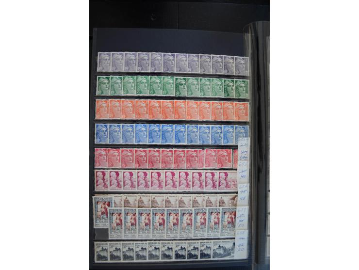 1849/1957 (ca.), Partie in 2 Steckbüchern und auf Blättern, viele gute Werte vor 1945, danach Gummi meist tropisch; interessa