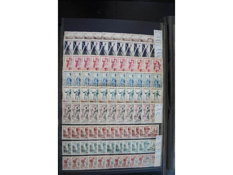 1849/1957 (ca.), Partie in 2 Steckbüchern und auf Blättern, viele gute Werte vor 1945, danach Gummi meist tropisch; interessa