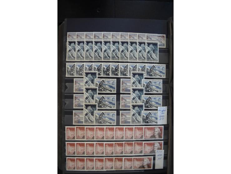 1849/1957 (ca.), Partie in 2 Steckbüchern und auf Blättern, viele gute Werte vor 1945, danach Gummi meist tropisch; interessa