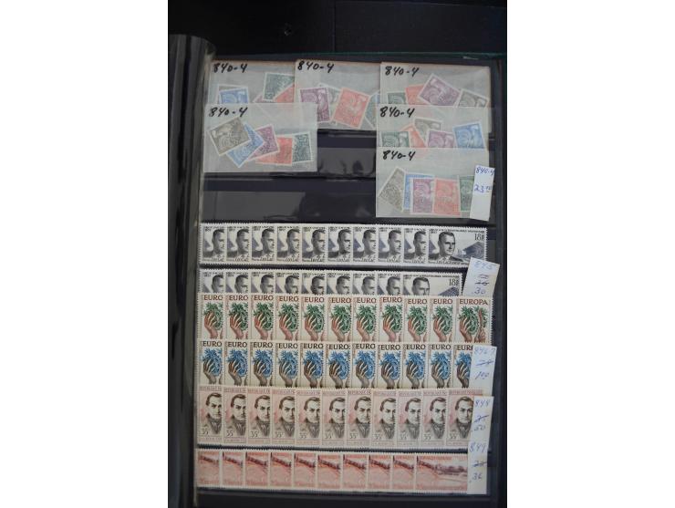 1849/1957 (ca.), Partie in 2 Steckbüchern und auf Blättern, viele gute Werte vor 1945, danach Gummi meist tropisch; interessa