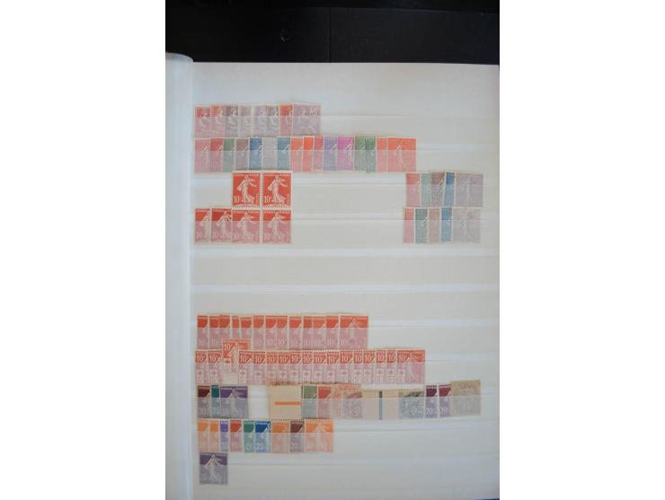 1849/1957 (ca.), Partie in 2 Steckbüchern und auf Blättern, viele gute Werte vor 1945, danach Gummi meist tropisch; interessa