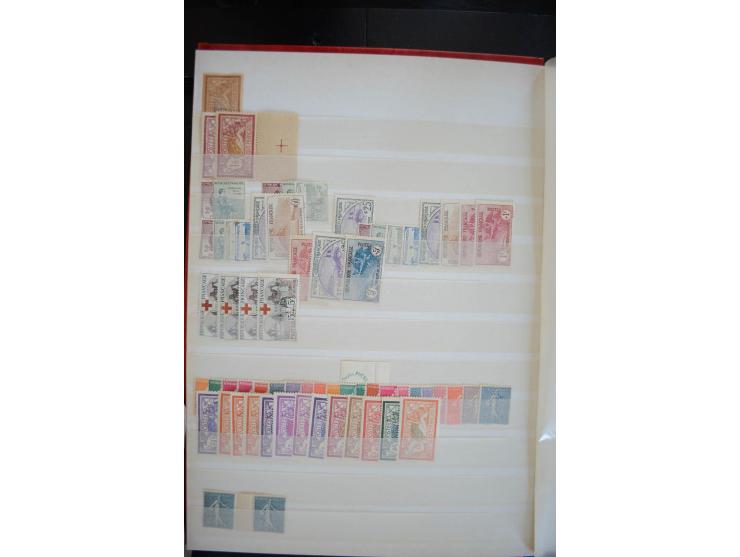 1849/1957 (ca.), Partie in 2 Steckbüchern und auf Blättern, viele gute Werte vor 1945, danach Gummi meist tropisch; interessa