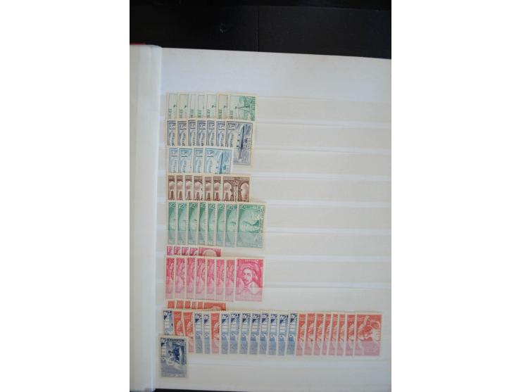 1849/1957 (ca.), Partie in 2 Steckbüchern und auf Blättern, viele gute Werte vor 1945, danach Gummi meist tropisch; interessa