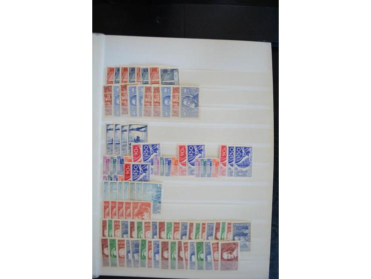 1849/1957 (ca.), Partie in 2 Steckbüchern und auf Blättern, viele gute Werte vor 1945, danach Gummi meist tropisch; interessa