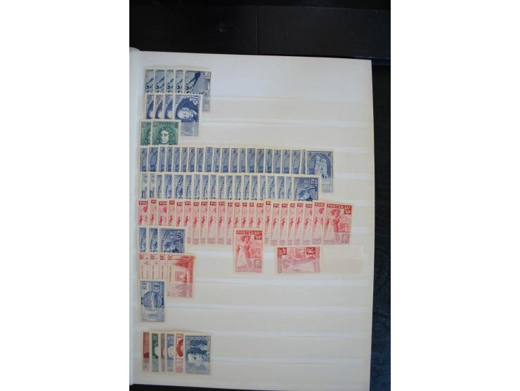 1849/1957 (ca.), Partie in 2 Steckbüchern und auf Blättern, viele gute Werte vor 1945, danach Gummi meist tropisch; interessa