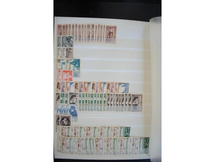 1849/1957 (ca.), Partie in 2 Steckbüchern und auf Blättern, viele gute Werte vor 1945, danach Gummi meist tropisch; interessa