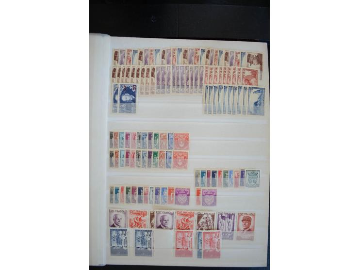 1849/1957 (ca.), Partie in 2 Steckbüchern und auf Blättern, viele gute Werte vor 1945, danach Gummi meist tropisch; interessa