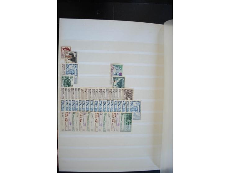1849/1957 (ca.), Partie in 2 Steckbüchern und auf Blättern, viele gute Werte vor 1945, danach Gummi meist tropisch; interessa