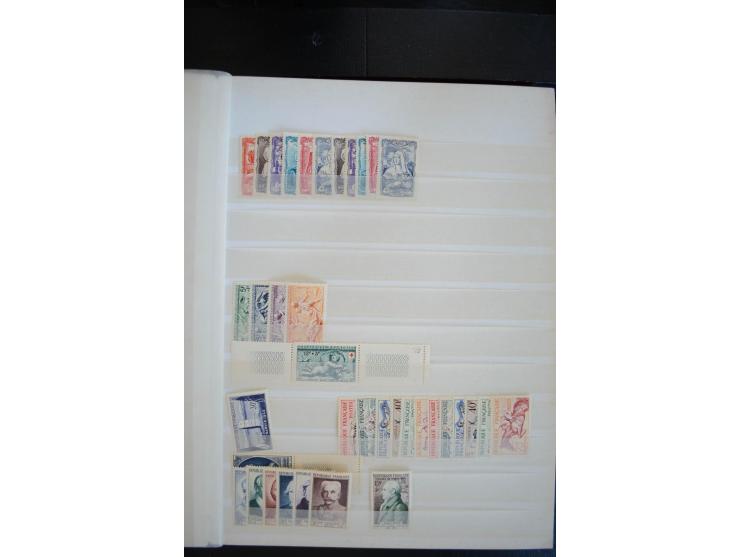 1849/1957 (ca.), Partie in 2 Steckbüchern und auf Blättern, viele gute Werte vor 1945, danach Gummi meist tropisch; interessa