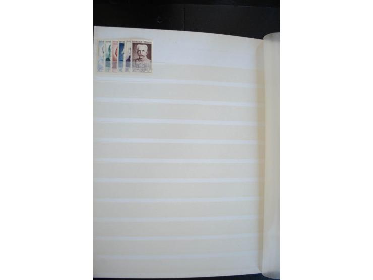1849/1957 (ca.), Partie in 2 Steckbüchern und auf Blättern, viele gute Werte vor 1945, danach Gummi meist tropisch; interessa