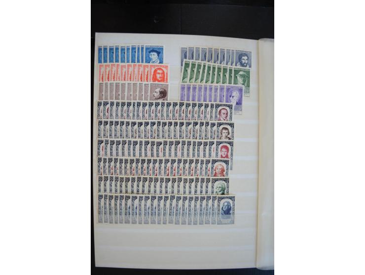 1849/1957 (ca.), Partie in 2 Steckbüchern und auf Blättern, viele gute Werte vor 1945, danach Gummi meist tropisch; interessa