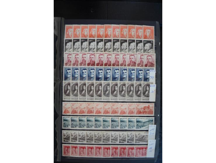 1849/1957 (ca.), Partie in 2 Steckbüchern und auf Blättern, viele gute Werte vor 1945, danach Gummi meist tropisch; interessa