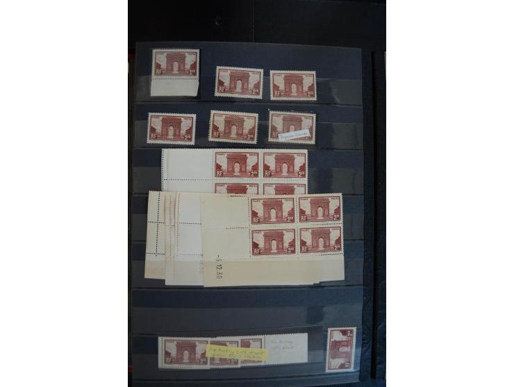 1900/39, sehr hochwertige ungebrauchte und postfrische Lagerpartie, teils in Einheiten, außerdem GC-Papiere, Druckdaten und w