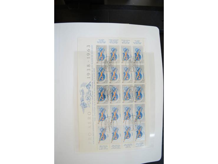 1843/1999, in den Hauptnummern überkomplette und teils spezialisierte Sammlung, in 3 in Ziegenleder gebundenen, individuellen