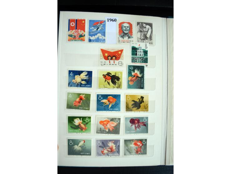 1949/73, Partie mit diversen besseren Werten und kpl. Ausgaben in 2 Steckbüchern, einiges mit Gummifehlern, dabei auch Block 