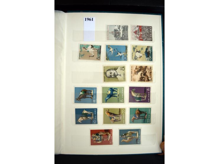 1949/73, Partie mit diversen besseren Werten und kpl. Ausgaben in 2 Steckbüchern, einiges mit Gummifehlern, dabei auch Block 