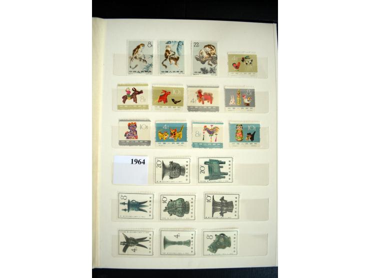 1949/73, Partie mit diversen besseren Werten und kpl. Ausgaben in 2 Steckbüchern, einiges mit Gummifehlern, dabei auch Block 