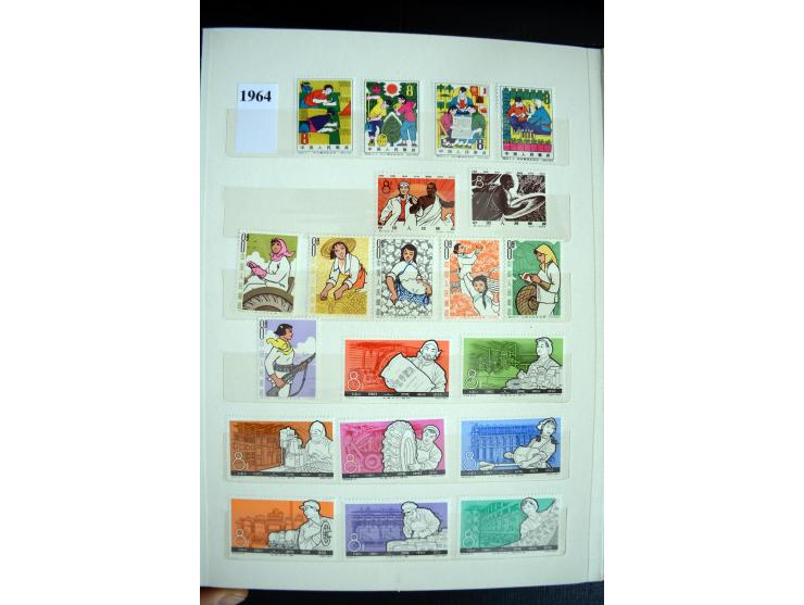 1949/73, Partie mit diversen besseren Werten und kpl. Ausgaben in 2 Steckbüchern, einiges mit Gummifehlern, dabei auch Block 